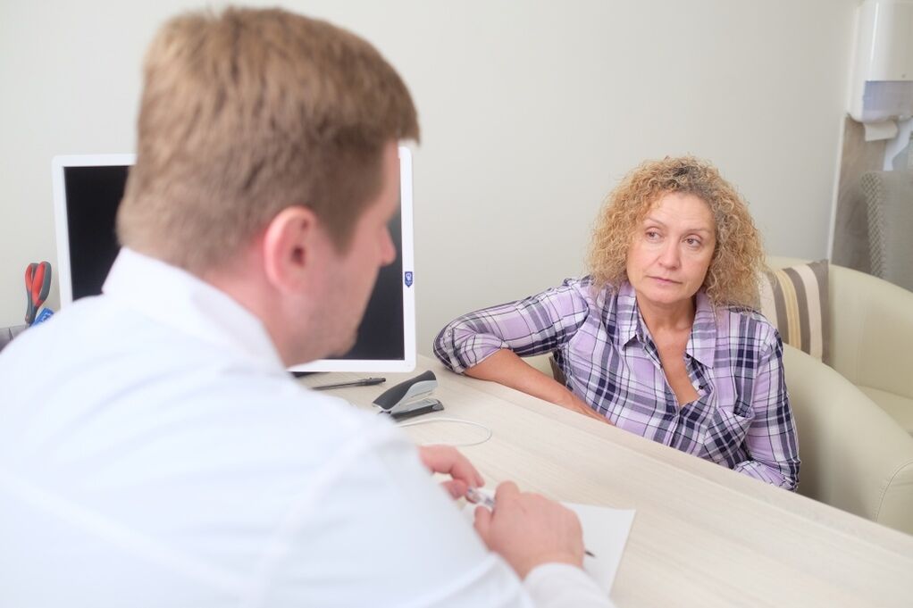 femeie la o programare cu un specialist pentru tratamentul varicelor